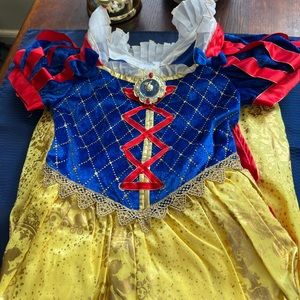 Snow White costume for Halloween. Size 5/6